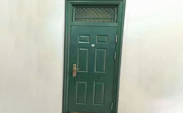 利通学校教室门