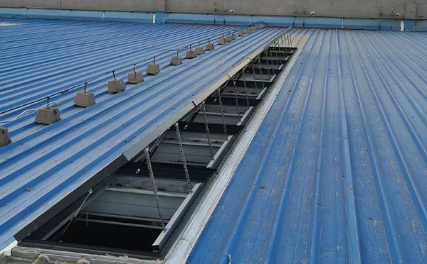 某城市大型商业综合体中庭利通排烟窗工程