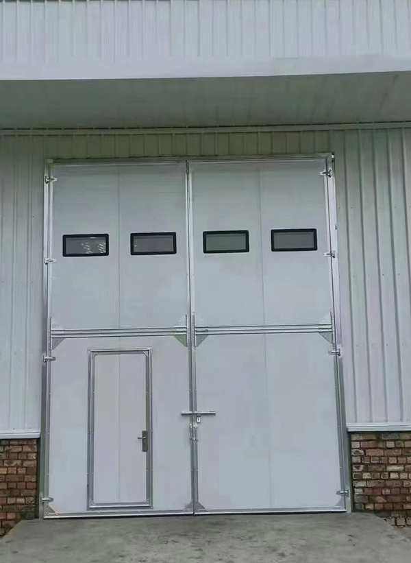 利通工业门在设备装配车间出入口的实施记录